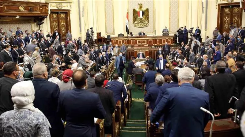 الحبس ٦ أشهر وغرامة ١٠ آلاف جنيه.. البرلمان يوافق على قانون 