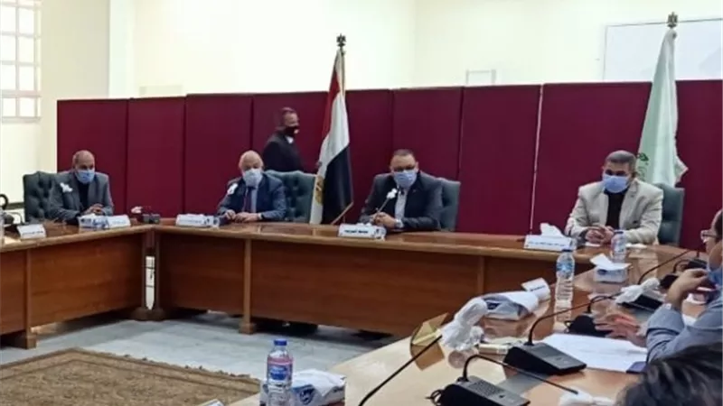 محافظ الشرقية يستعرض تعزيز الخدمات الطبية لمواجهة كورونا بالعاشر.صور