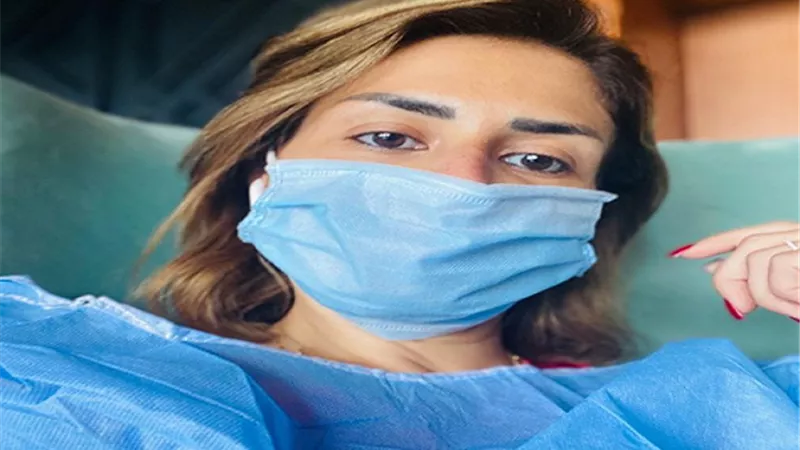 حالى فى زمن الكورونا.. منة فضالى بالكمامة تثير قلق جمهورها بعد رغبتها فى إجراء مسحة