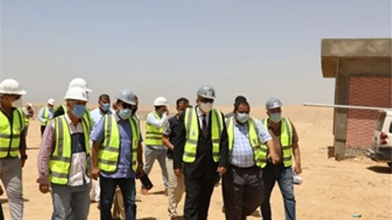 محافظ قنا يتفقد العمل بمشروع الصرف الصحى لقرى الشمال .صور
