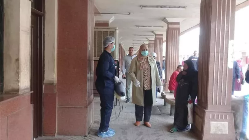 رش وتطهير مداخل 15 عمارة بحي غرب سوهاج
