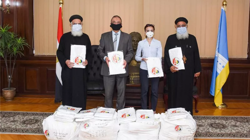 البابا تواضروس يهدى الأطقم الطبية بمستشفيات الإسكندرية ملابس واقية ضد كورونا