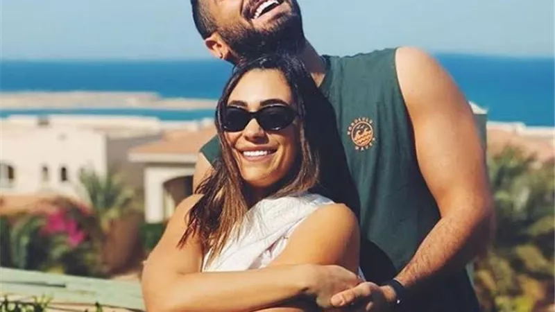 احدث صورة لمحمد الشرنوبى فى شهر العسل داخل حمام السباحة. شاهد