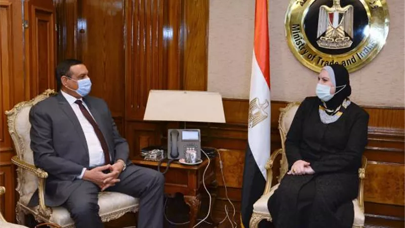وزيرة التجارة ومحافظ البحيرة يبحثان تعزيز فرص الاستثمار بالمناطق النسيجية.صور