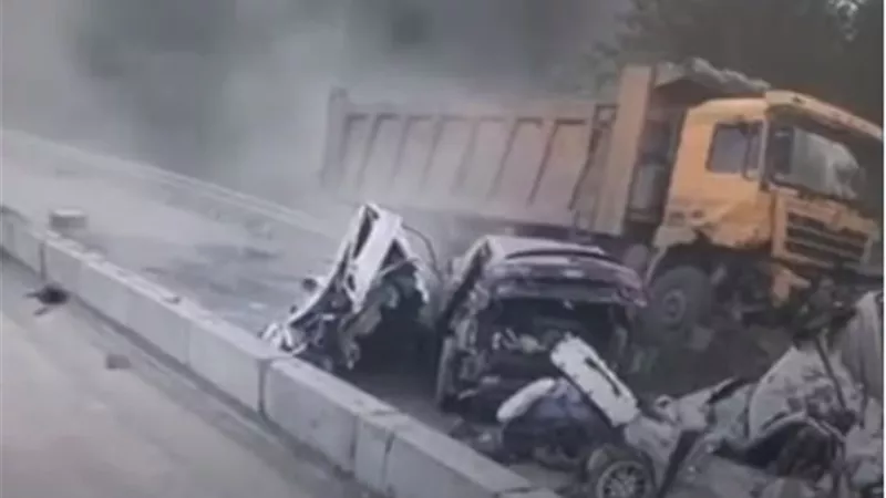 شاحنة تسحق 5 سيارات خلال ثوان.. فيديو