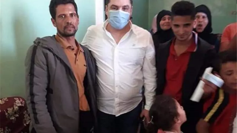 العمدة يستقبل أبناء مصر العائدين من ليبيا
