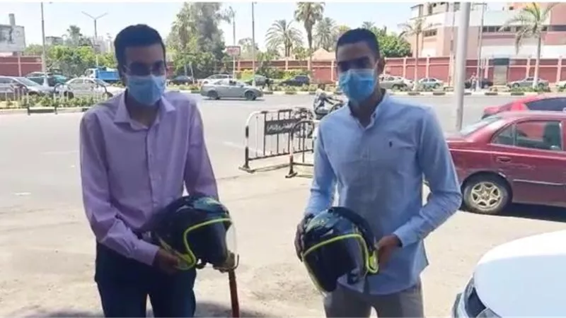 هدية من الرئيس للشابين اللذين اطمأن عليهما عقب تعرضهما لحادث تصادم اثناء مرور موكبه.. فيديو
