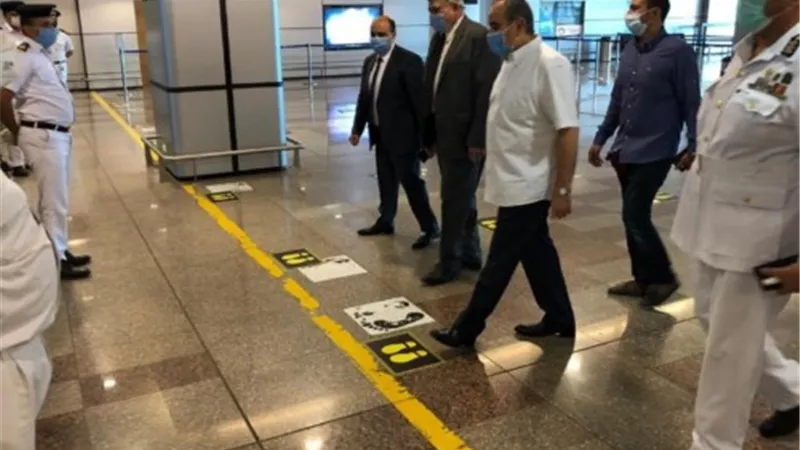 وزير الطيران المدني يقوم بجولة تفقدية لمطار الغردقة الدولى