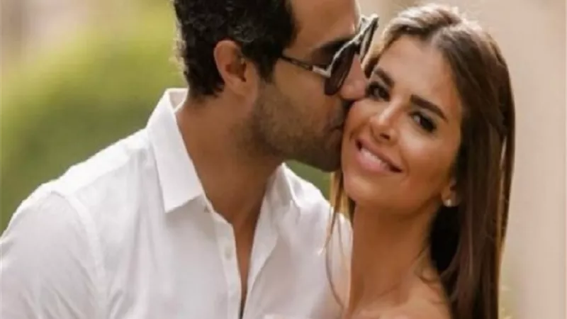 كريم فهمى يعبر عن حبه لزوجته ويرسم تاتو بإسمها على ذراعه.. صور