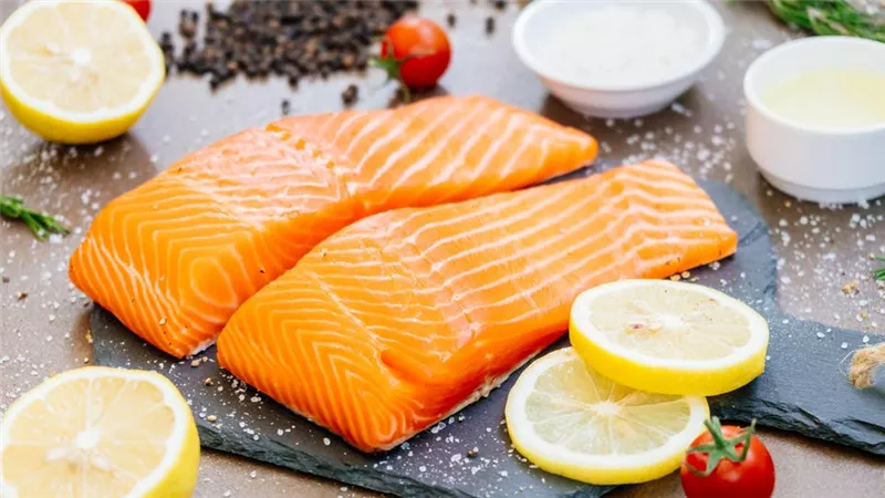 مدير مركز المناعة: السلمون بريء من نقل فيروس كورونا