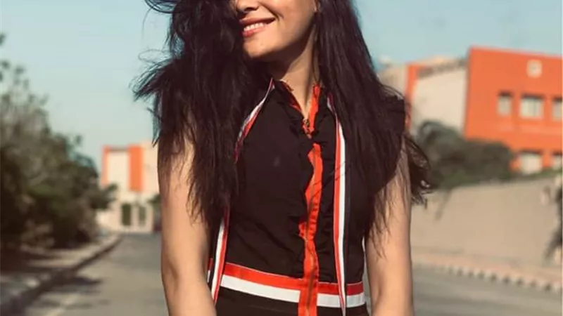 إطلالة مبهجة وظهور جذاب للفنانة نهال كمال