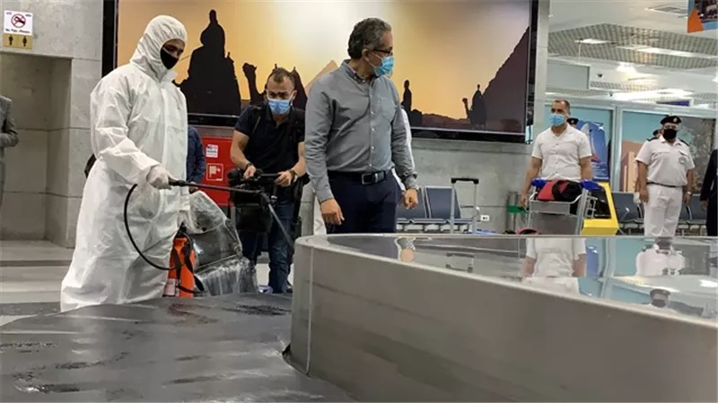 وزير السياحة يهدد بغلق الفنادق السياحية.. لهذا السبب