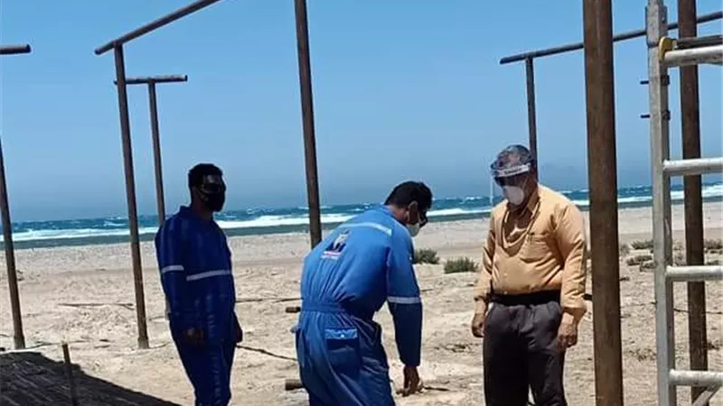 عبد العظيم يتابع تنفيذ ممشى أهل مصر وتركيب برجولة شاطئ الفيروز