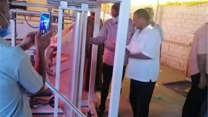 محافظ أسيوط يغلق مصنع كمامات غير مطابقة للمواصفات بصدفا.صور