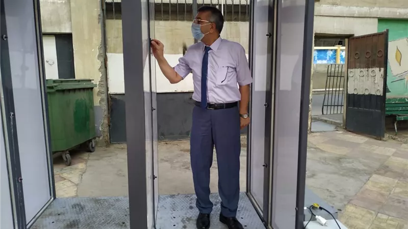 رؤساء اللجان تسلموا المدارس ... الجيار يقوم بتجربة تشغيل بوابات التعقيم بالوايلي