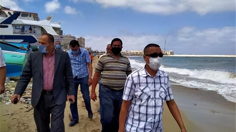 رئيس حى الجمرك يقود حملة على شواطئ الانفوشى.. بالصور