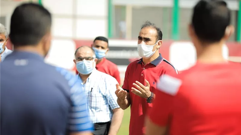 عبدالحفيظ يجتمع بموظفي وعمال فريق الكرة