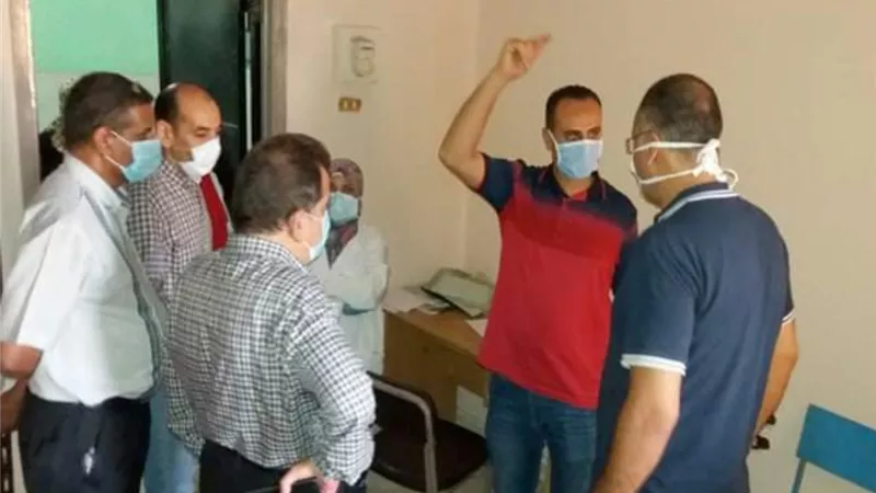 صحة سوهاج: علاج مريض كورونا الملقى على الأرض أمام مستشفى طهطا