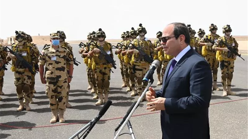 السيسي: الجيش المصري جيش رشيد يحمي ولا يهدد