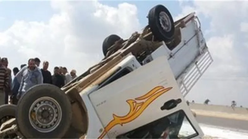إصابة ١٤ عاملا في انقلاب سيارة بالشرقية