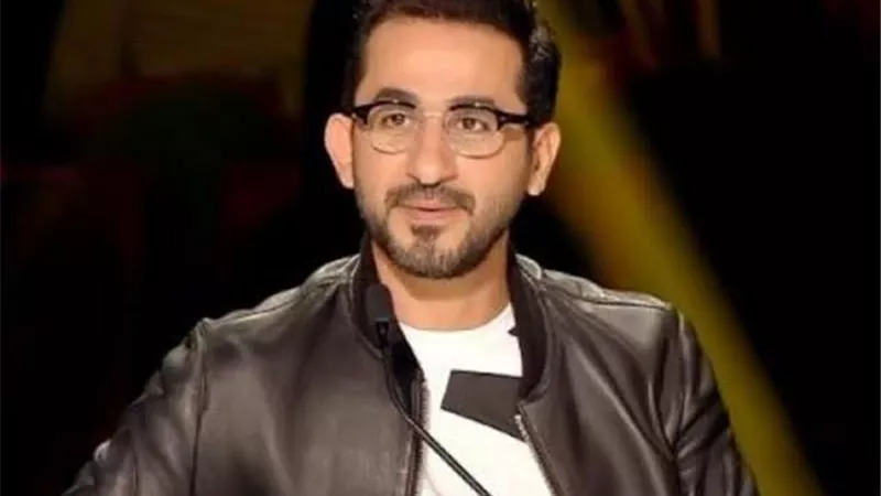 معجب يرسم صورة احمد حلمى على رأسه.. شاهد