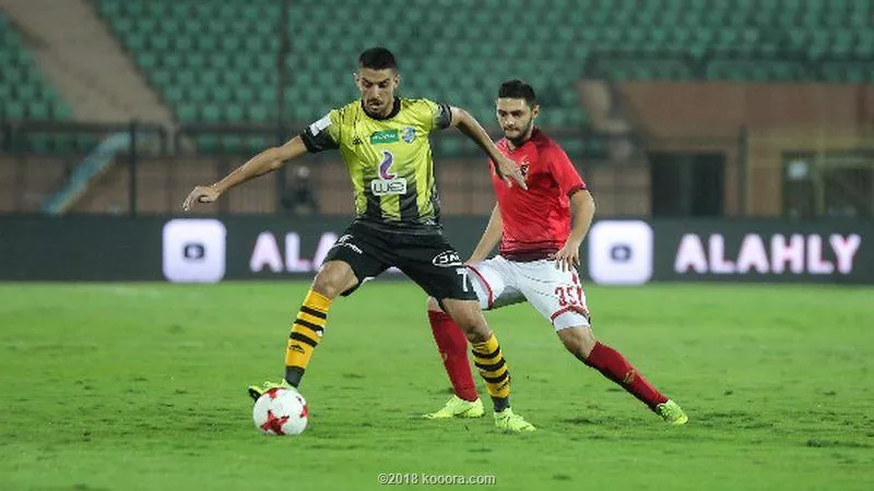 نجم الذئاب في طريقه للأهلي خلال ساعات