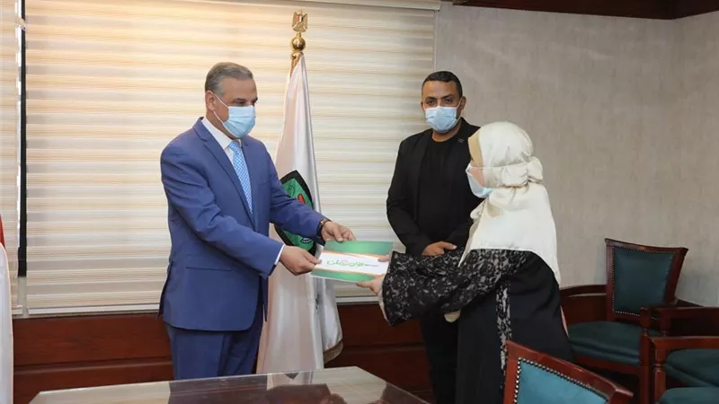 بالتعاون مع جمعية الأورمان .. محافظ سوهاج يسلم 5 عرائس شيكات بقيمة 50 ألف جنيها