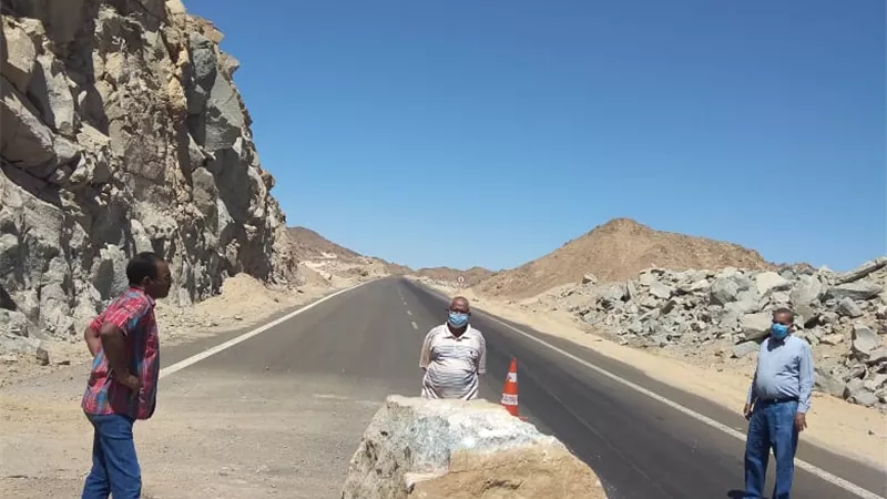 العناية الإلهية تدخل .. سقوط صخرة على طريق سفاجا / قنا بدون إصابات