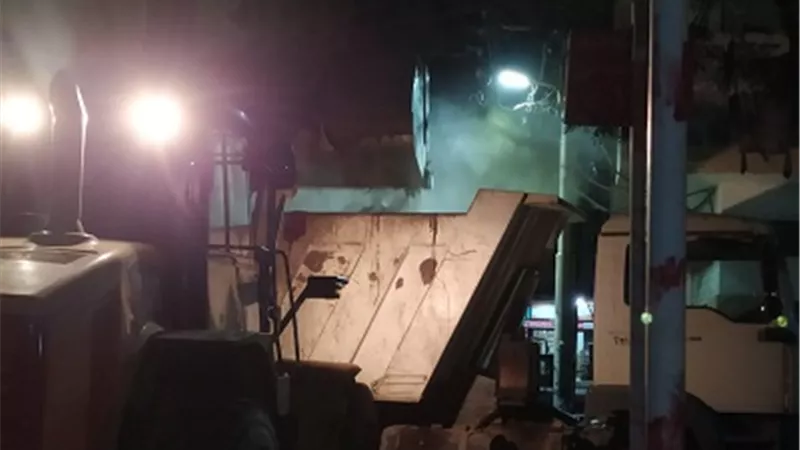 رئيس مدينة الزقازيق يستجيب للاهالى ويدفع بحملة نظافة ليلية لمنطقة محكمة الاسرة والنيابات
