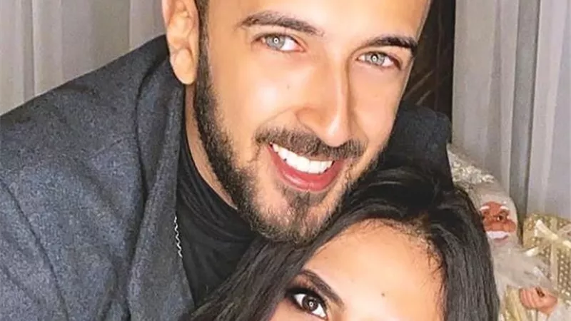 شاهد ..بكلمات رقيقة عبر انستجرام محمد مهران يحتفل بعيد زواجه