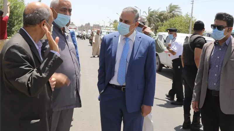 محافظ سوهاج- الالتزام بالبرامج الزمنية لتنفيذ المشروعات وسحب العمال من الشركات المتقاعسة