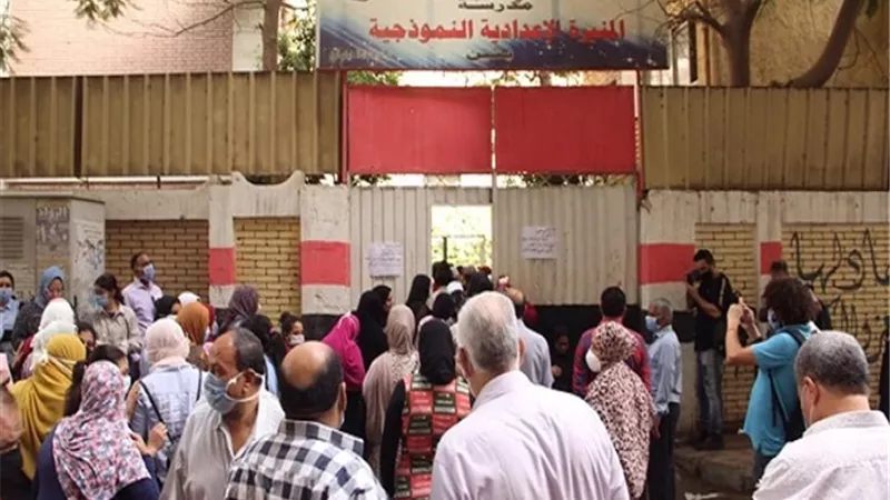 زحام شديد امام لجان امتحانات الثانوية العامة 2020 بمدارس الجيزة