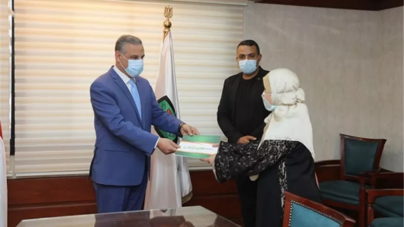 محافظ سوهاج يسلم 5 عرائس شيكات بقيمة 50 ألف جنيها للمساعدة في إتمام الزواج