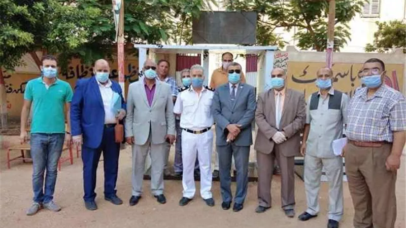 وكيل وزارة التربية والتعليم يتفقد مركز توزيع أسئلة الثانوية العامة بسوهاج..صور