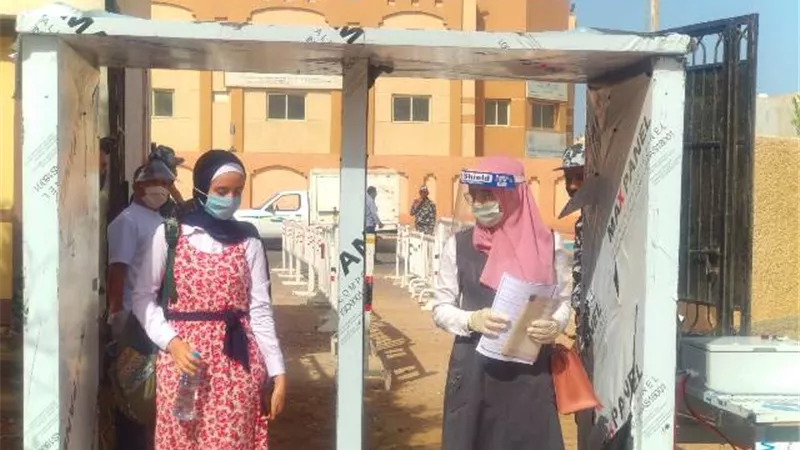 توزيع مياه معدنية علي طلاب الثانوية بجنوب سيناء ..ومرورهم من بوابات التعقيم وتنظيم دخولهم