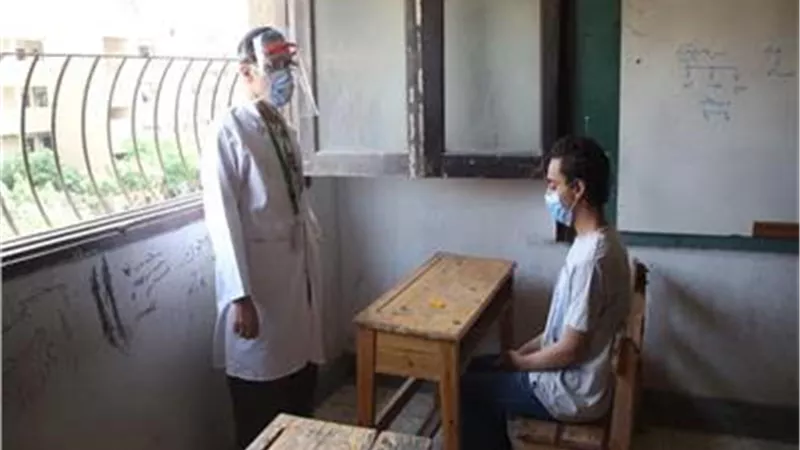 حرارته تجاوزت 38 درجة.. طالب أزهري يمتحن «الفقه» في لجنة للعزل