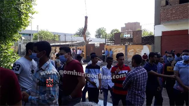بالصور.. طلاب ثانوية أسوان يلتزمون بالاجراءات الاحترازية والمرور علي بوابات التعقيم