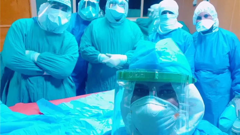 فريق طبي بجامعة أسيوط ينجح فى استئصال جلطة بشرايين الطرف السفلى لمسن مصاب بكوفيد 19