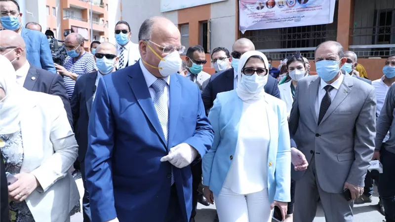 وزيرة الصحة تتفقد سير العمل بالقوافل العلاجية ومركز طب الأسرة بحي الأسمرات