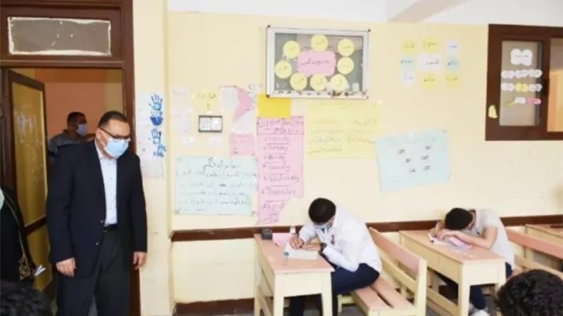 محافظ الشرقية وسط طلاب الثانوية بمجمع مدارس ههيا