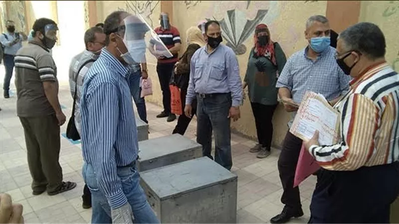 امن السويس ينقذ 40 مراقبا تعطل بهم الباص أثناء ذهابهم للجان السويس