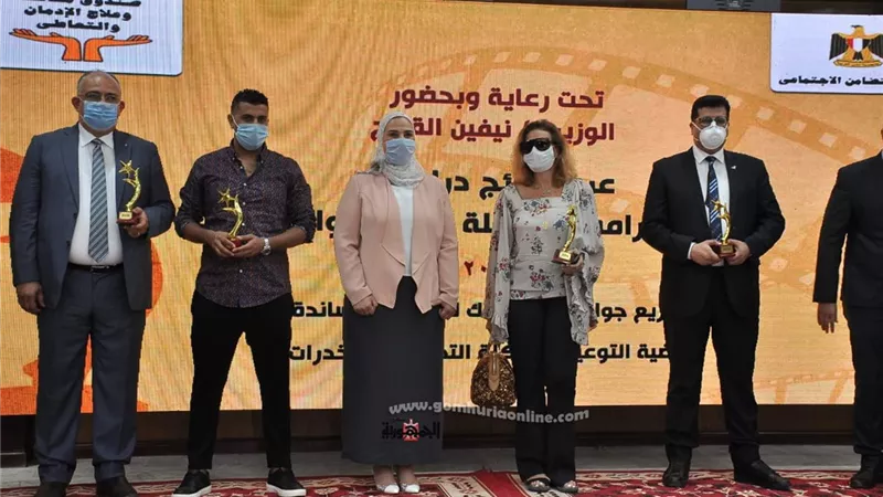 وزيرة التضامن الاجتماعي تكرم يسرا ومحمد سامي وأيمن سلامة .. صور