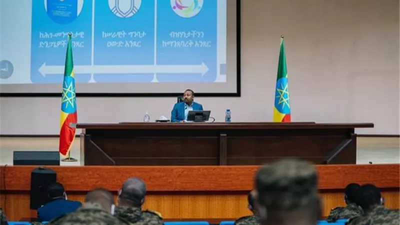 بالصور.. رئيس وزراء إثيوبيا يبحث مع قادة عسكريين استراتيجية دفاعية جديدة