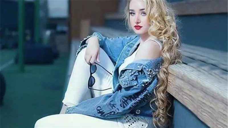 هنا الزاهد تثير الجدل بعد ظهور شقيقتها بملابس الصيف