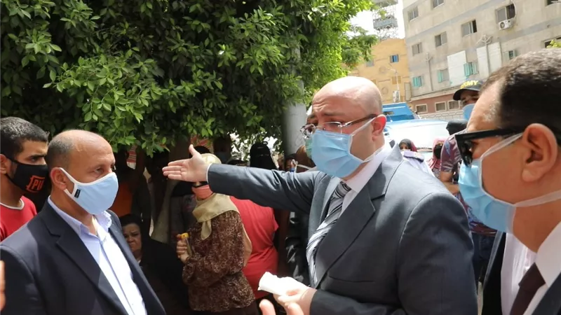 محافظ بني سويف يطالب المواطنين بالالتزام بارتداء الكمامات والتباعد