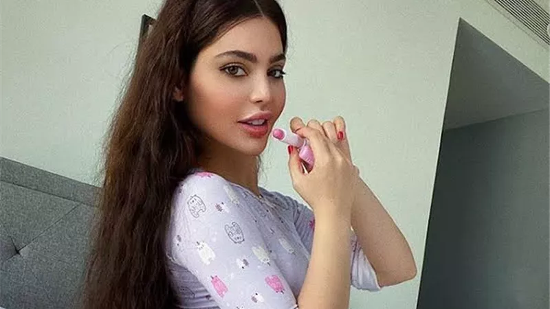 قمر تشعل السوشيال ميديا بمايوه مثير على 