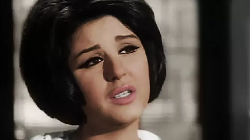 خفة وبساطة وساحرة .. ما لا تعرفه عن السندريلا سعاد حسني
