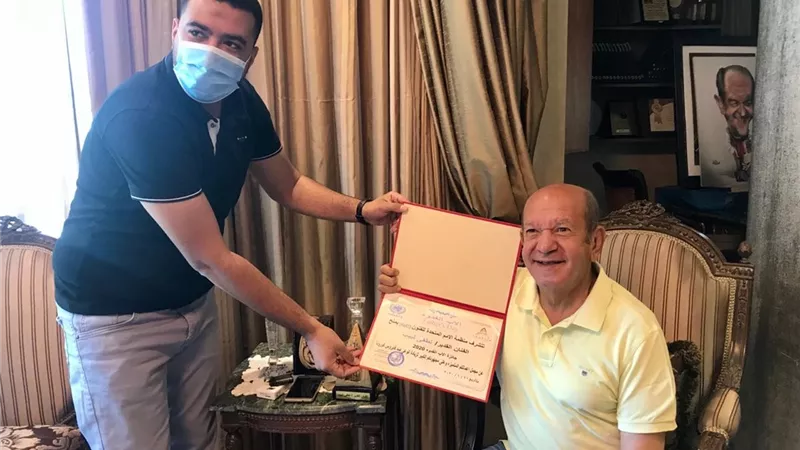 تكريم لطفي لبيب من الأمم المتحده للفنون وتسليمه درع الأب المثالي