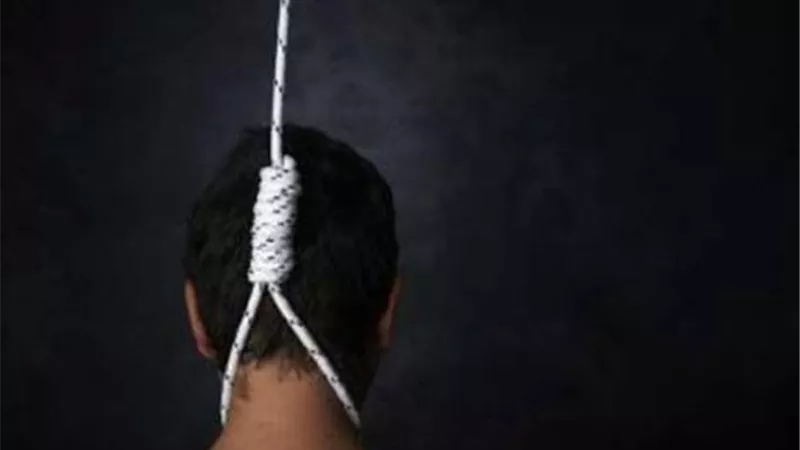 بسبب الخلافات الزوجية .. حارس عقار يشنق نفسه بغرفته بالمطرية