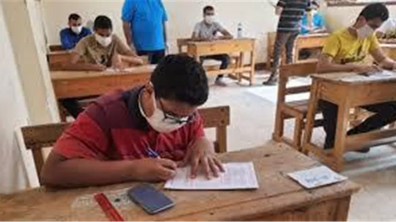 طلاب الثانوية الازهرية يؤدون امتحان مادة الفقه للقسم الأدبى